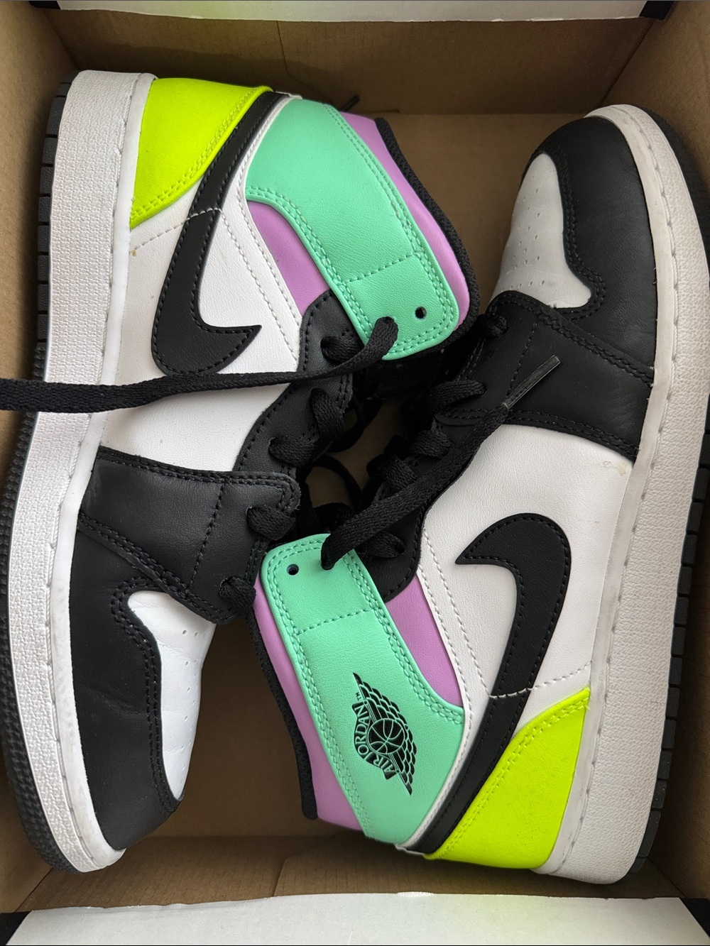 Big kids Air Jordan Mid